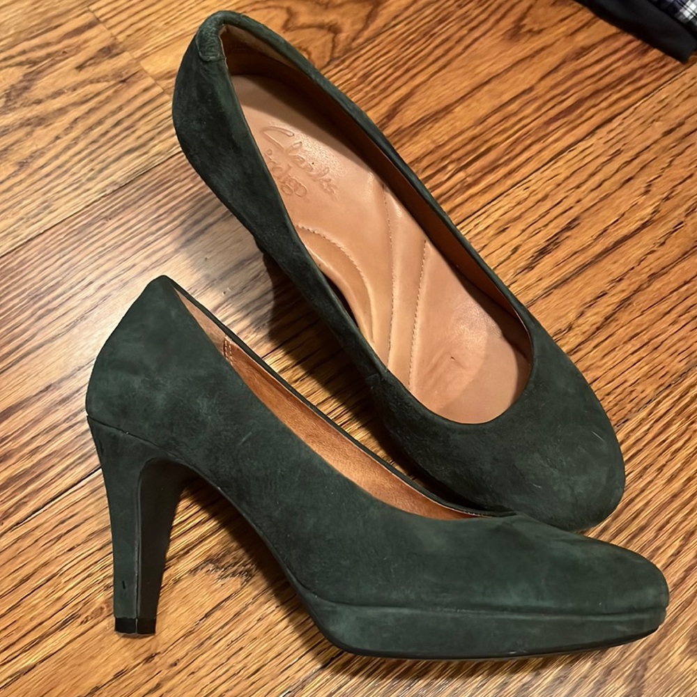 Clarks Indigo suede pumps - emerald green - rubber soul - padded instep
